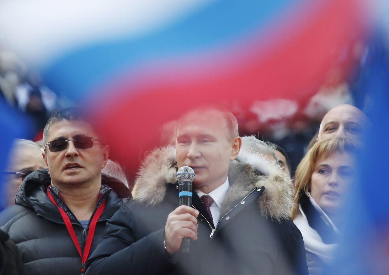 Кандидат в президенты РФ Владимир Путин со своими доверенными лицами на митинге «За сильную Россию!»