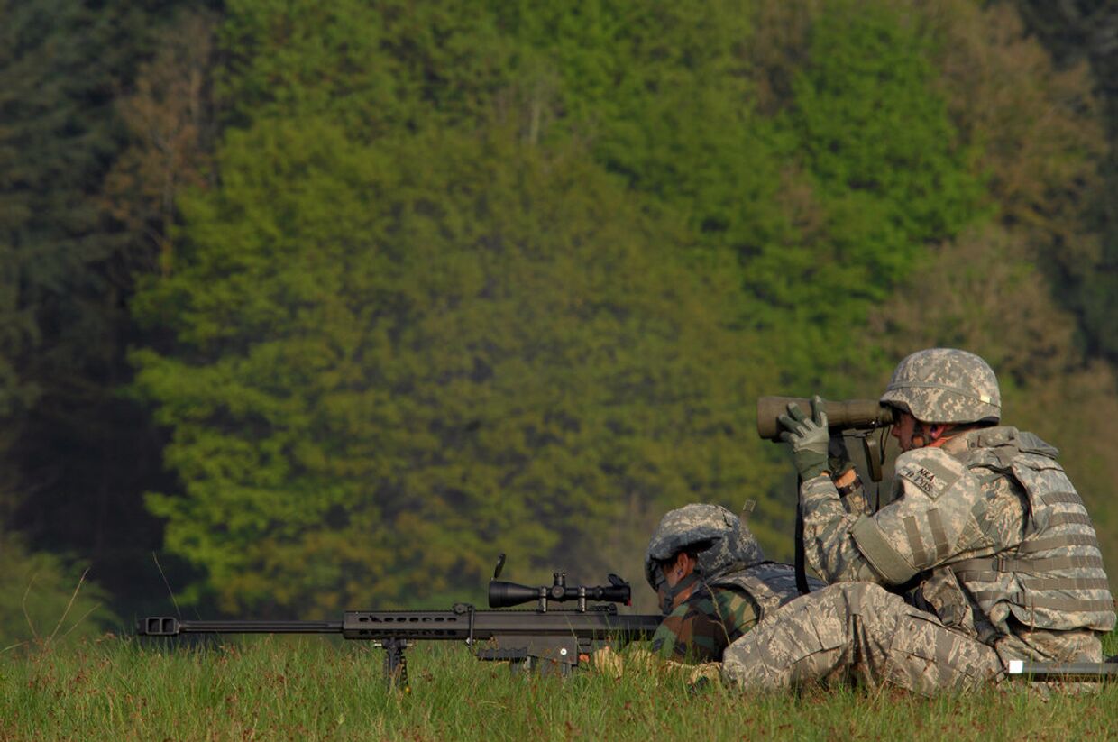 Американские солдаты стреляют из снайперской винтовки