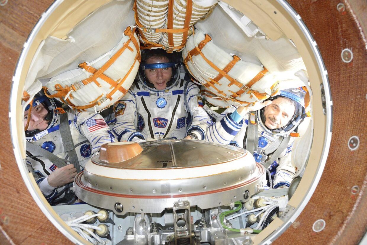 Американский астронавт Скотт Келли, российские космонавты Сергей Волков и Михаил Корниенко