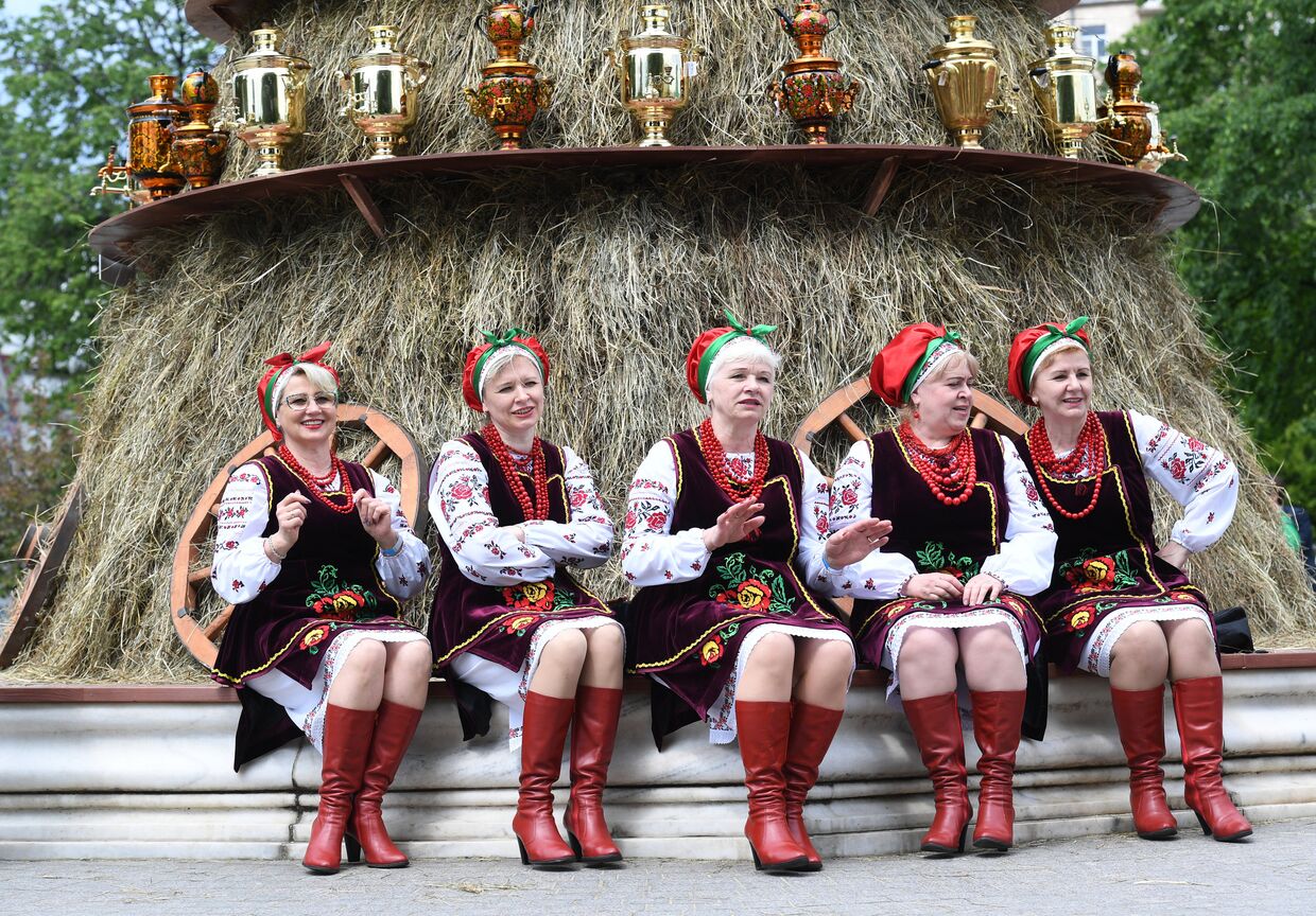 Женщины в национальных костюмах на празднике русского гостеприимства СамоварФест