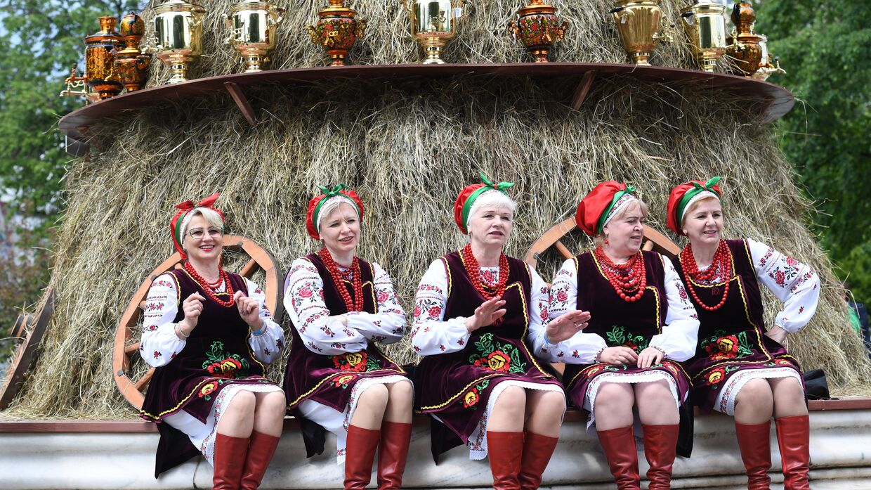 Женщины в национальных костюмах на празднике русского гостеприимства СамоварФест