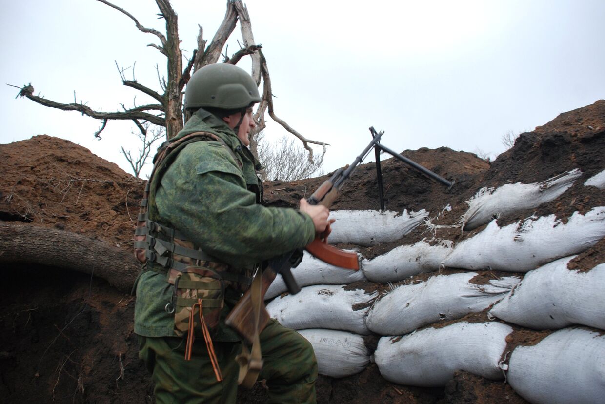 Боец ополчения ДНР на позиции у линии соприкосновения с украинскими силовиками