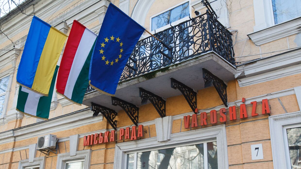 Флаги Венгрии, Украины и Евросоюза в украинском городе Берегово, где проживают закарпатские венгры 