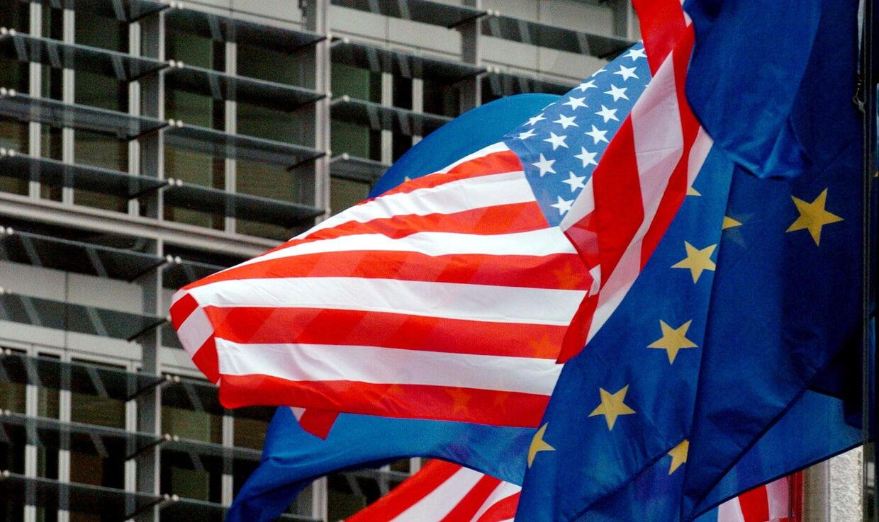 Флаги США и Евросоюза перед штаб-квартирой Европейской комиссии в Брюсселе. Архивное фото