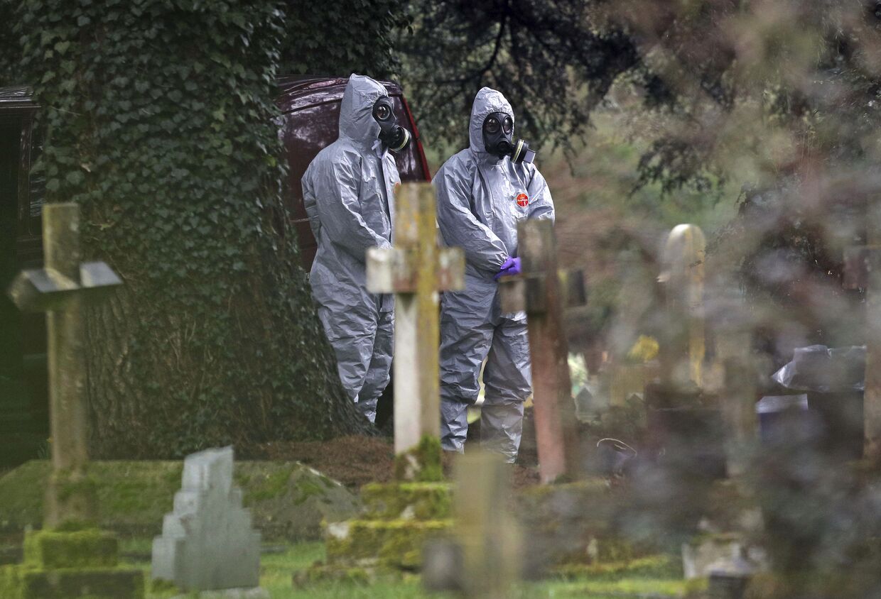 Судмедэксперты работают на кладбище в Солсбери