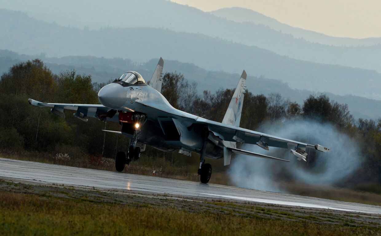 Истребитель Су-35С во время летно-тактических учений