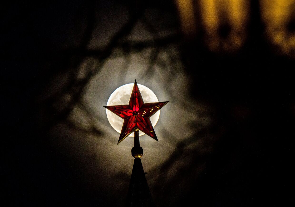 Звезда московского Кремля на фоне полной луны