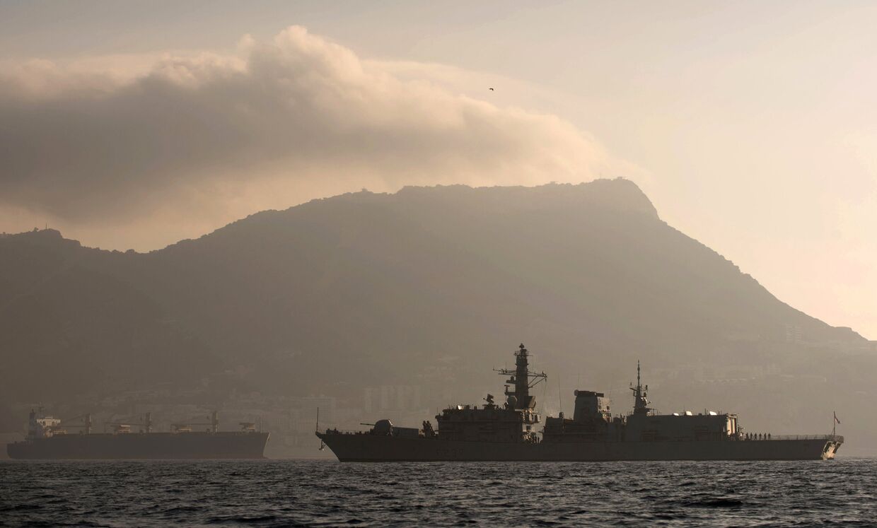 Фрегат британских королевских ВМС HMS Westminste в водах Гибралтара