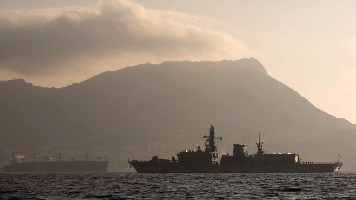 Фрегат британских королевских ВМС HMS Westminste в водах Гибралтара