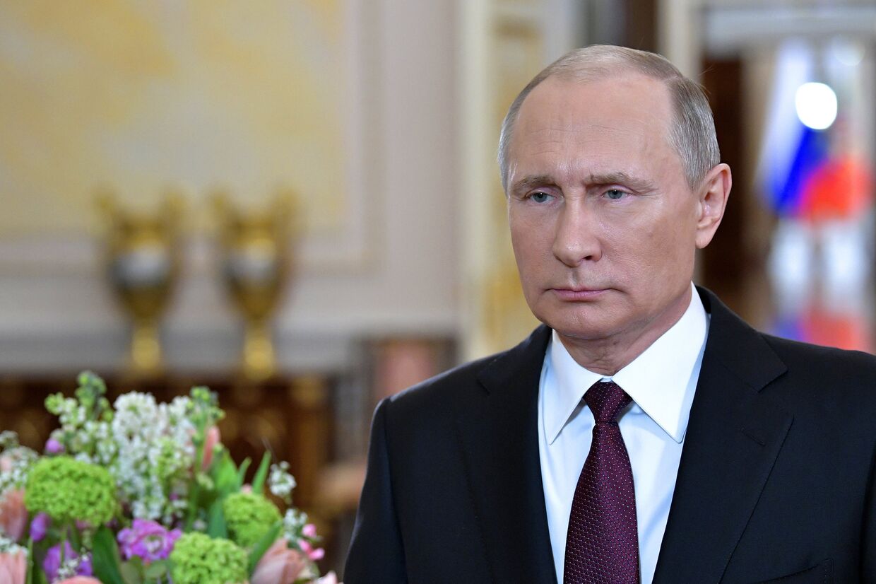 Президент РФ Владимир Путин поздравил российских женщин с праздником