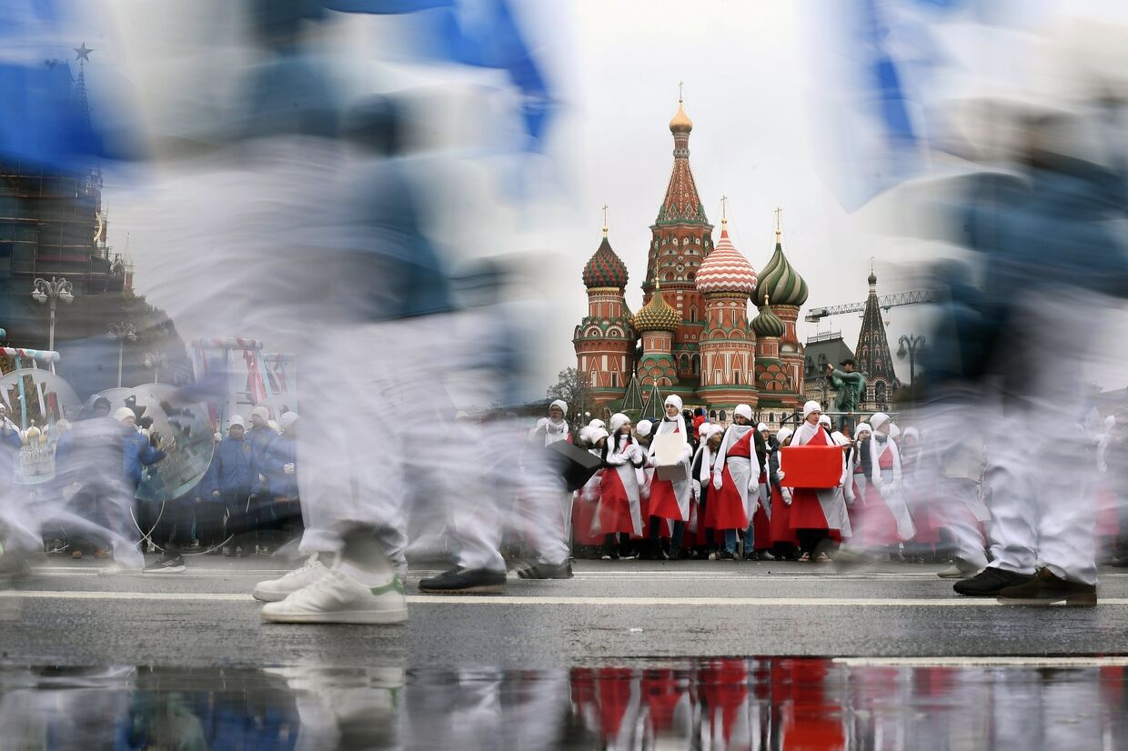 Участники карнавального шествия в Москве в рамках XIX Всемирного фестиваля молодежи и студентов.