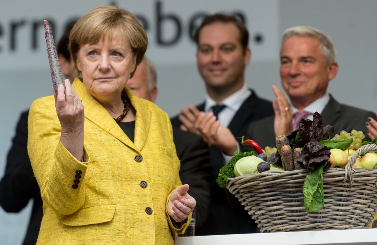 Канцлер ФРГ Ангела Меркель знакомится с фермерской продукцией во Фрайбурге, Германия
