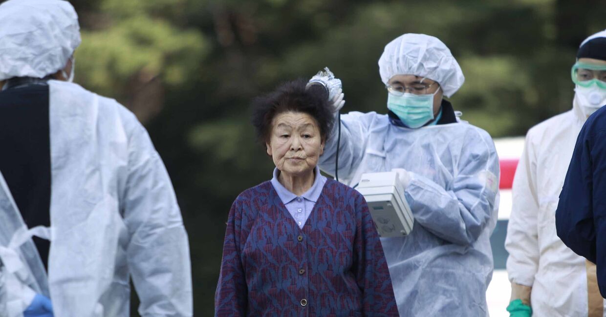 Жительницу эвакуированного района проверяют на радиационное загрязнение