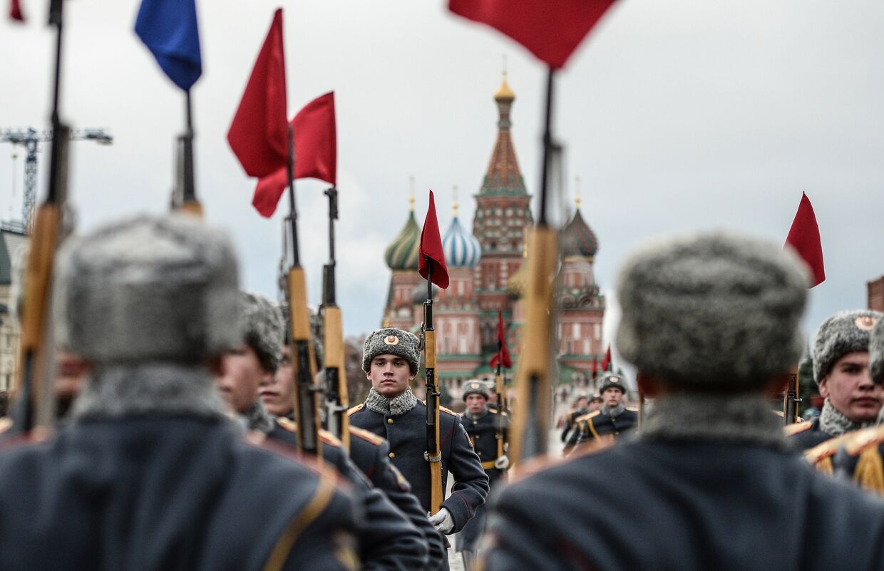 Генеральная репетиция марша, посвященного 76-й годовщине парада 1941 года, на Красной площади в Москве.
