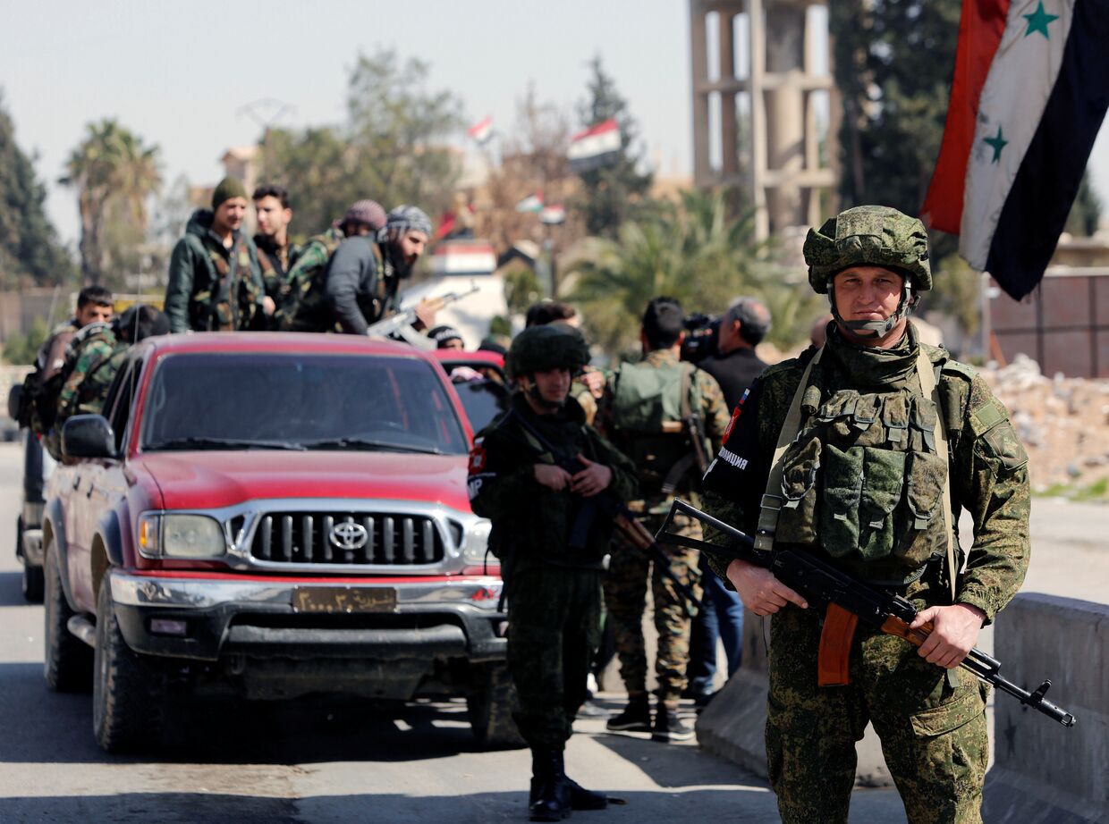 Российские и сирийские военные на контрольно-пропускном пункте в Дамаске