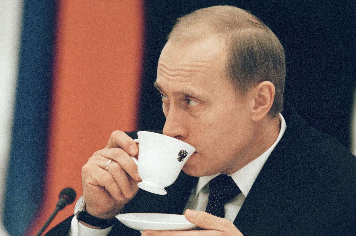 Президент РФ Владимир Путин пьет кофе
