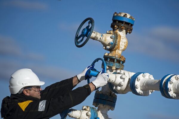 Рабочий на нефтяном месторождении Рабочий на нефтяном месторождении