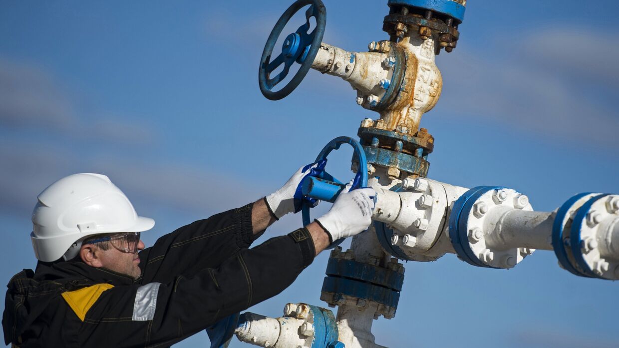 Рабочий на нефтяном месторождении