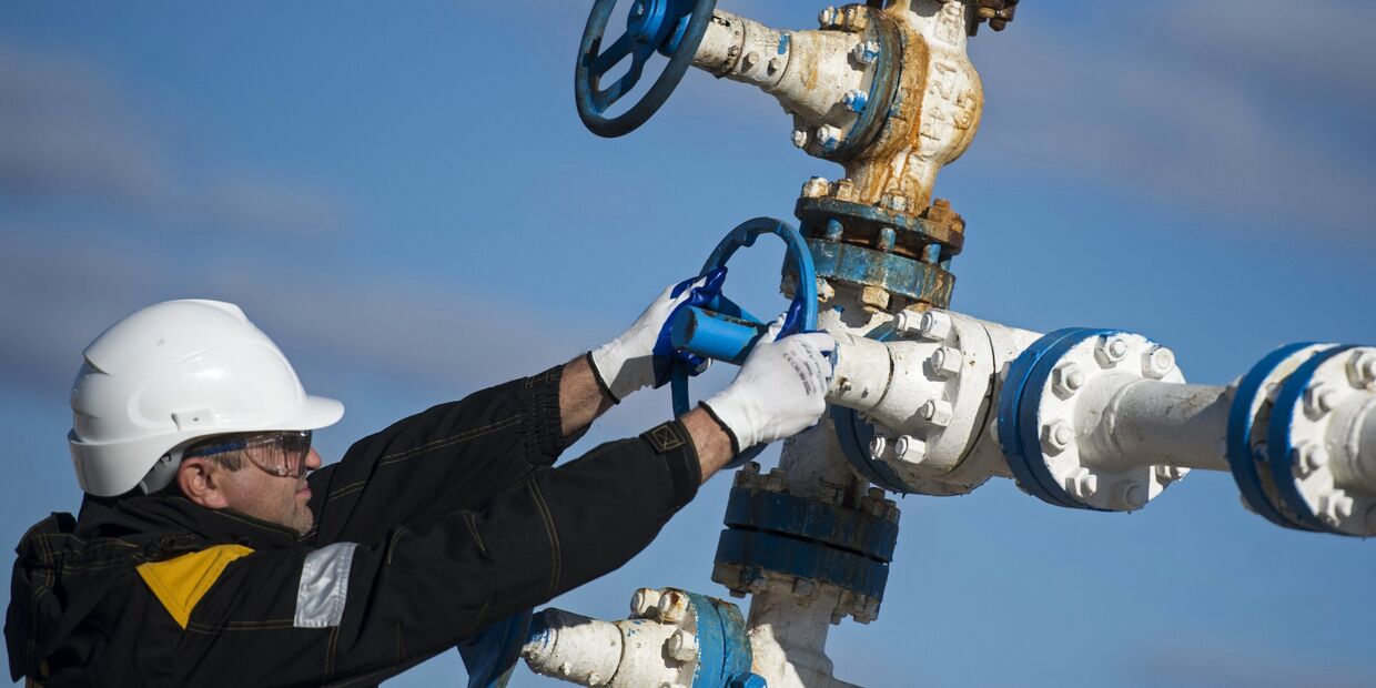 Рабочий на нефтяном месторождении