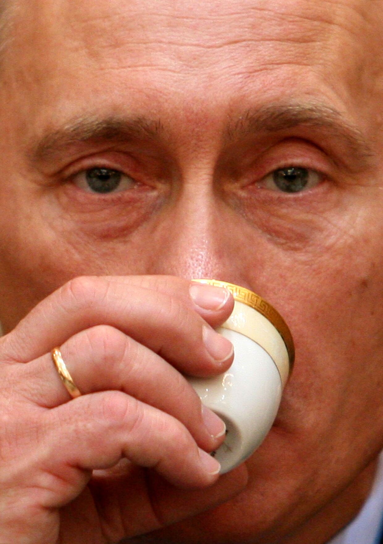 Президент России Владимир Путин пьет арабский кофе