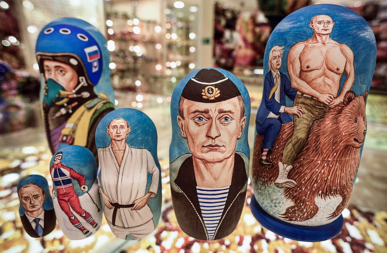 Матрешки, изображающие президента России Владимира Путина в сувенирном магазине