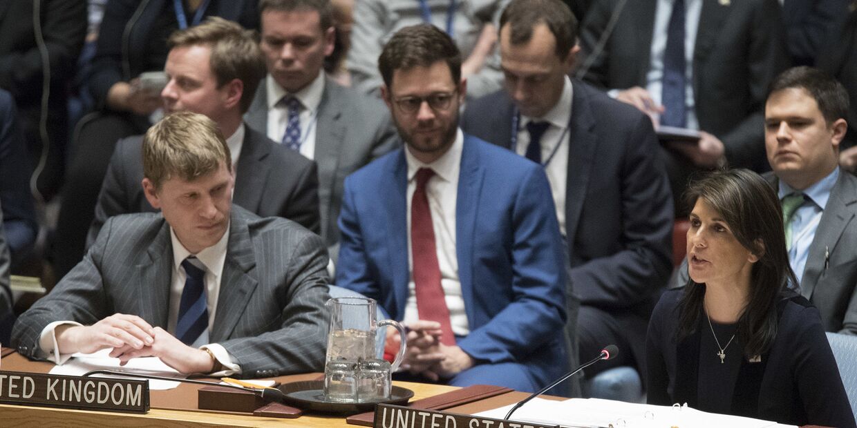 Заместитель посла Великобритании в ООН Джонатан Аллен и американский посол при ООН Никки Хейли