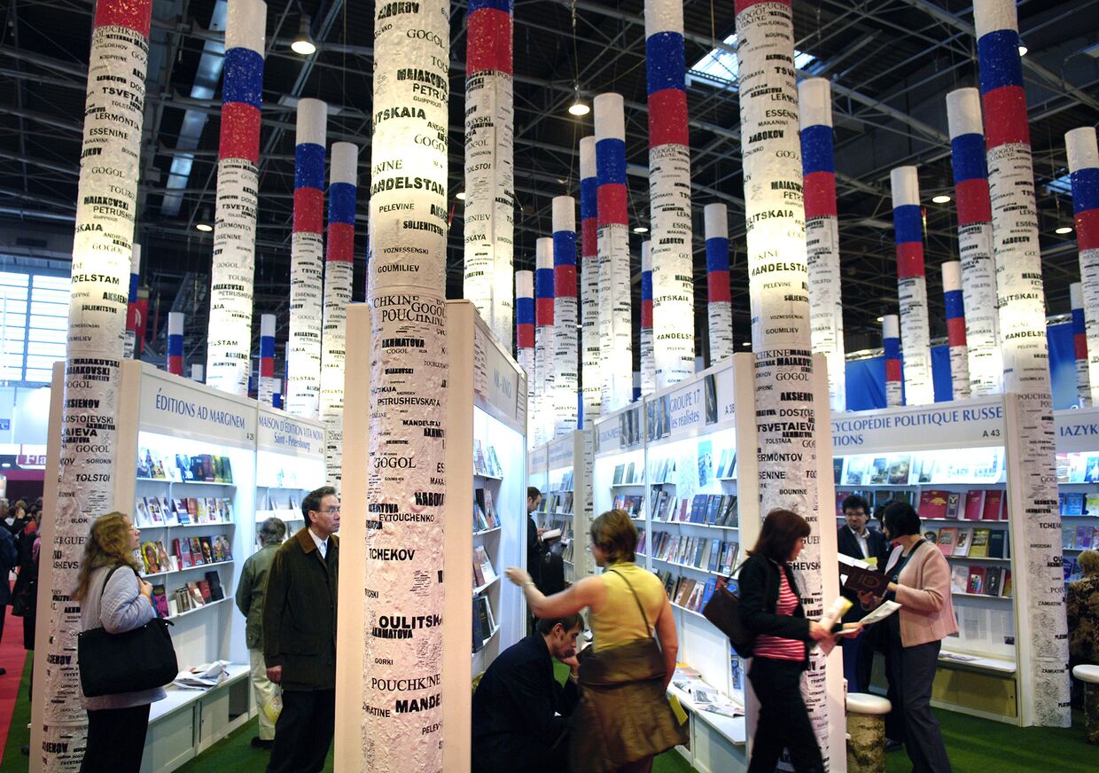 Посетители на российском стенде на Парижской книжной ярмарке