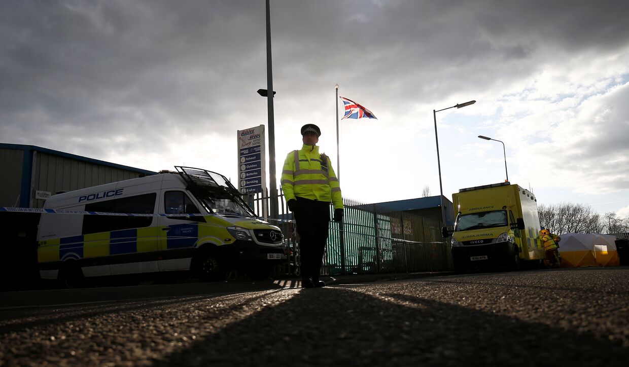 Британский полицейский на автозаправке в Солсбери, где находился автомобиль Сергея Скрипаля перед госпитализацией