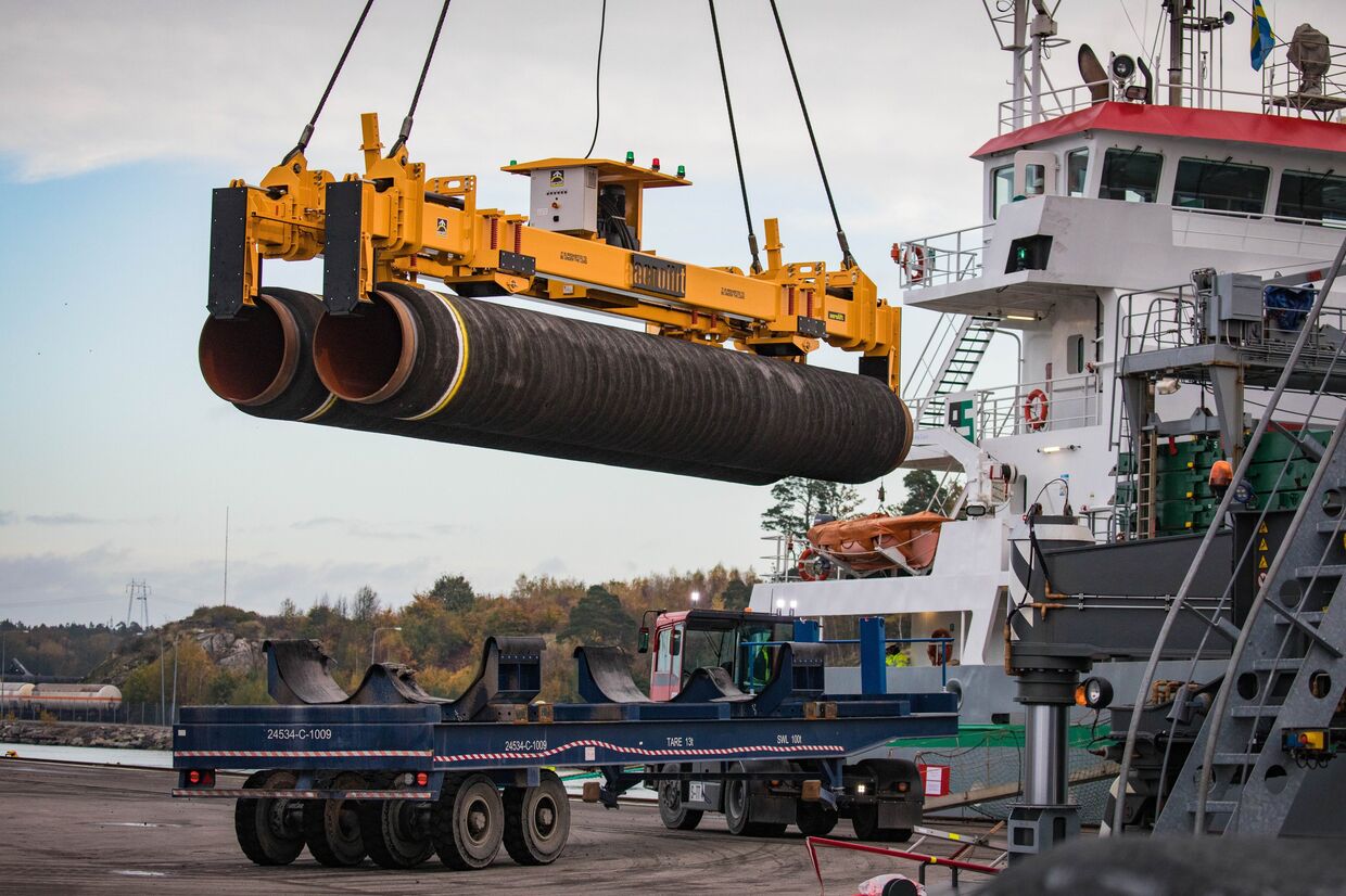 Погрузка труб для строительства газопровода Северный поток - 2 в порту Мукран, Германия