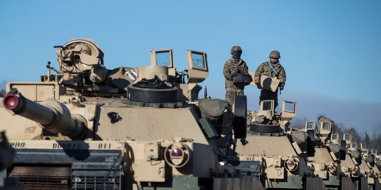 Американские военные готовят танки Абрамс к разгрузке на железнодорожной станции в Литве