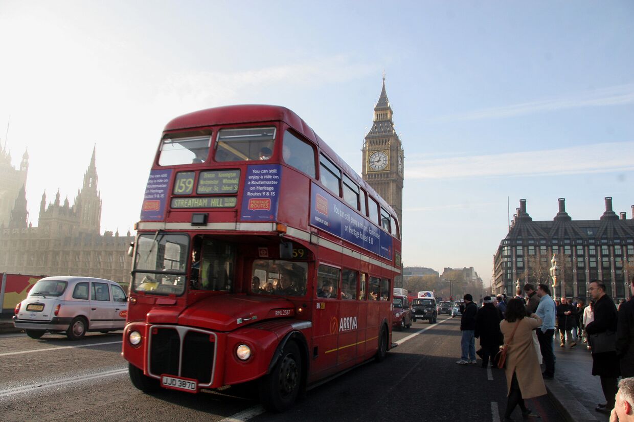 Двухэтажный красный автобус в Лондоне