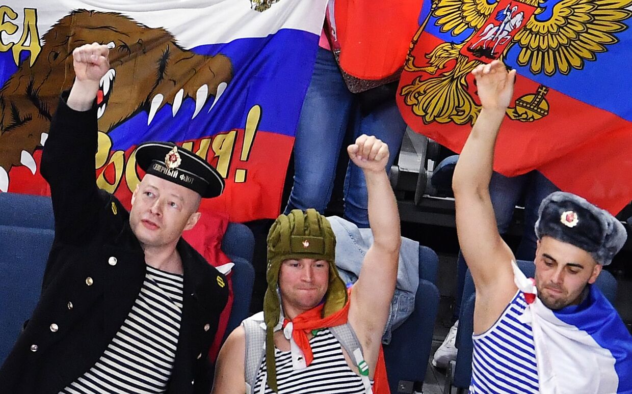 Российские болельщики во время матча группового этапа чемпионата мира по хоккею 2017 между сборными командами России и Дании