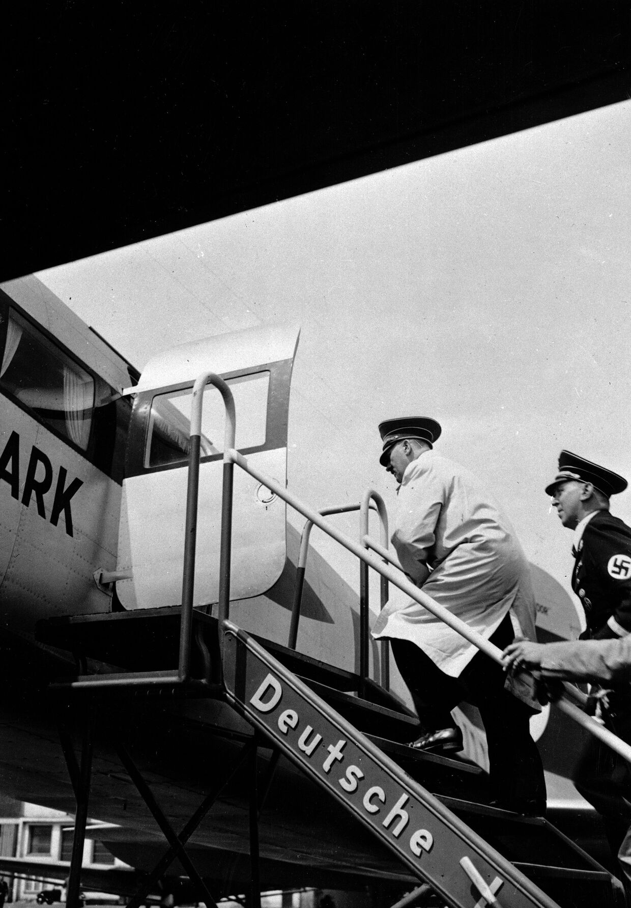 Адольф Гитлер готовится к полету на новом самолете Grenzmarkd в Берлине