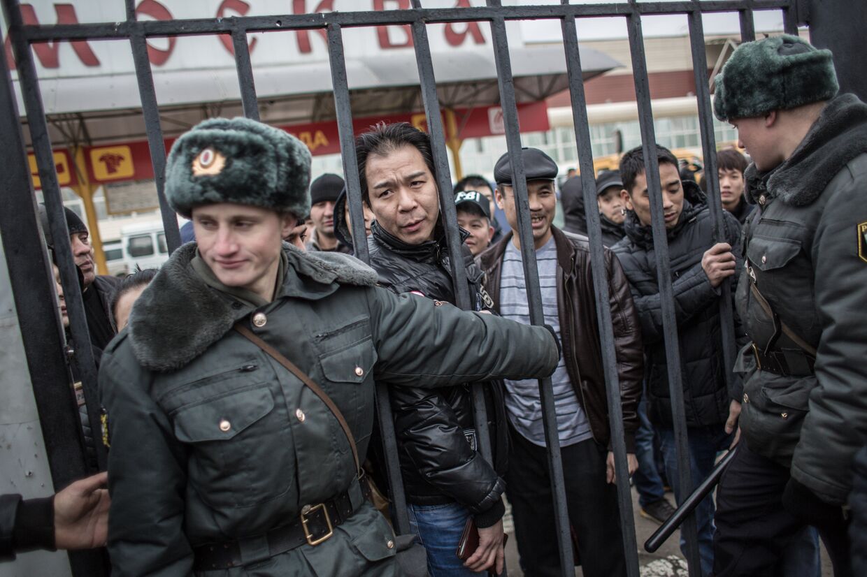Полиция проводит проверку миграционного законодательства в ТЦ Москва