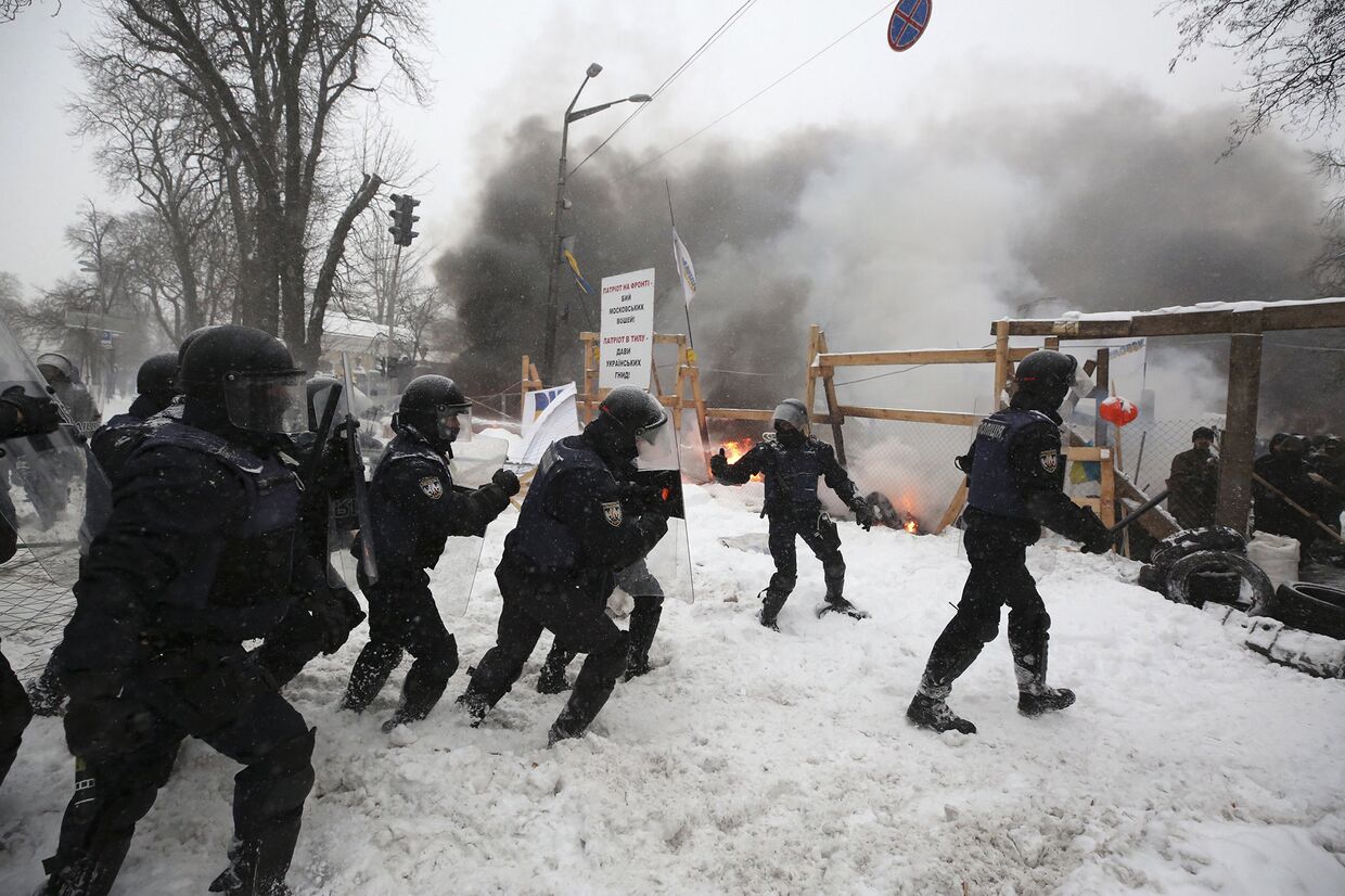 Сотрудники ОМОНа уничтожают палаточный лагерь сторонников Михаила Саакашвили в Киеве