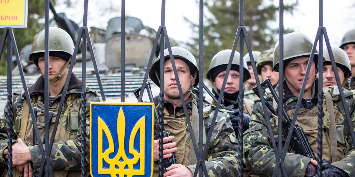 Украинские военные на территории военной базы в селе Перевальное недалеко от Симферополя