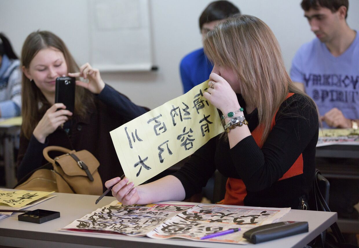 Студенты и школьники Приморья состязались в искусстве каллиграфии на конкурсе в Институте Конфуция ДВФУ