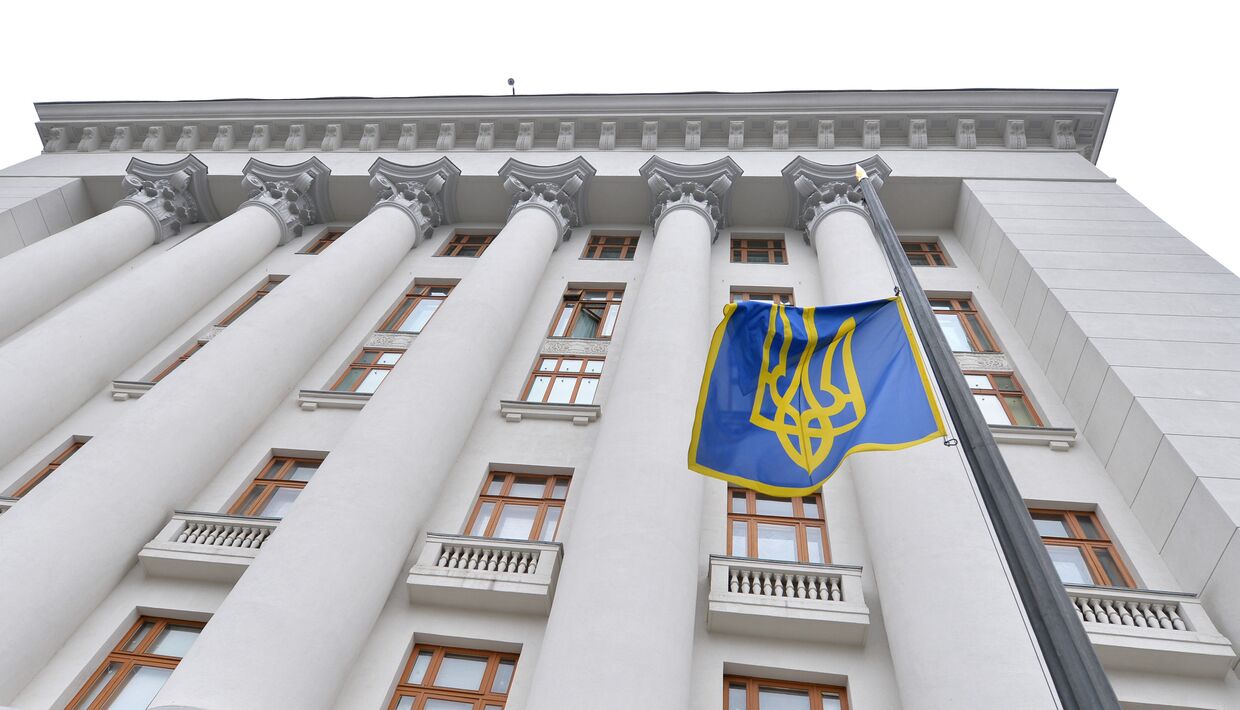 Президентский флаг развевается на здании администрации президента в Киеве