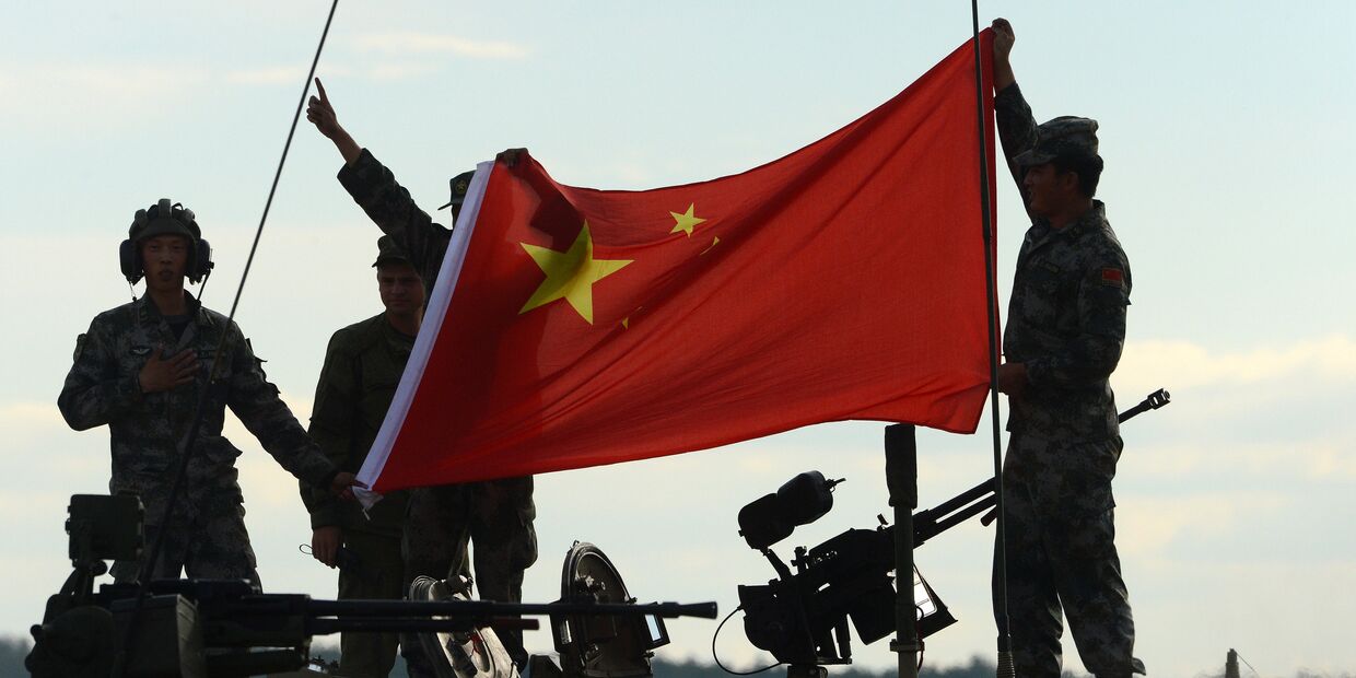 Экипаж танка армии КНР на полигоне Алабино в Московской области