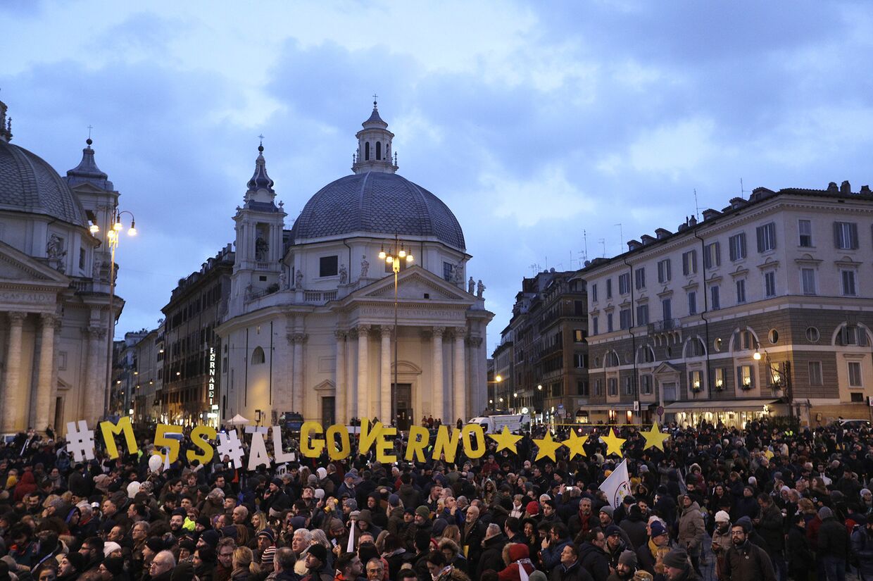 Сторонники «Движения 5 звезд» во время митинга в Риме
