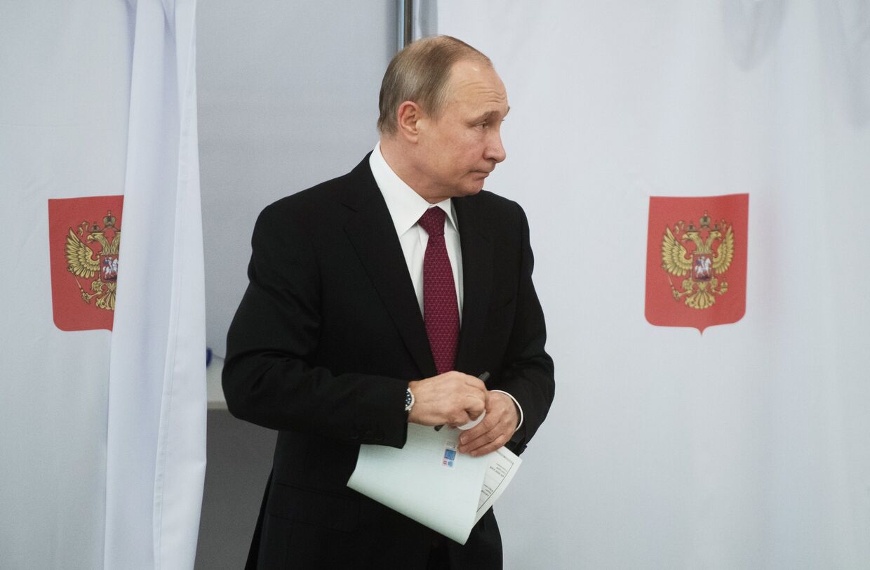 Кандидат в президенты РФ, действующий президент РФ Владимир Путин голосует на избирательном участке в Москве. 18 марта 2018
