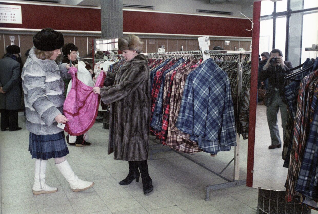 Покупательницы в магазине Польская мода
