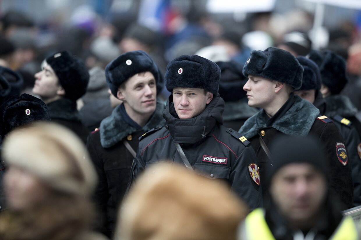 Сотрудники полиции во время митинга в поддержку Владимира Путина