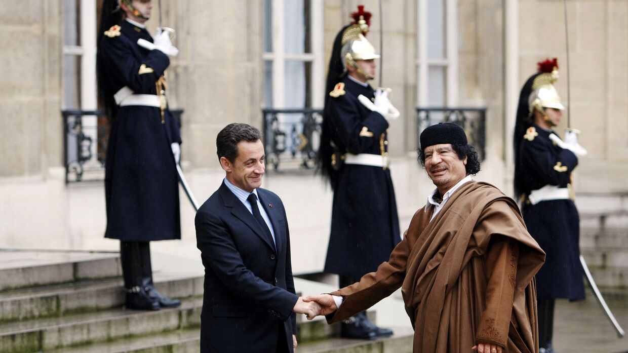 Президент Франции Николя Саркози и ливийский лидер Муамар Каддафи в Елисейском дворце в Париже