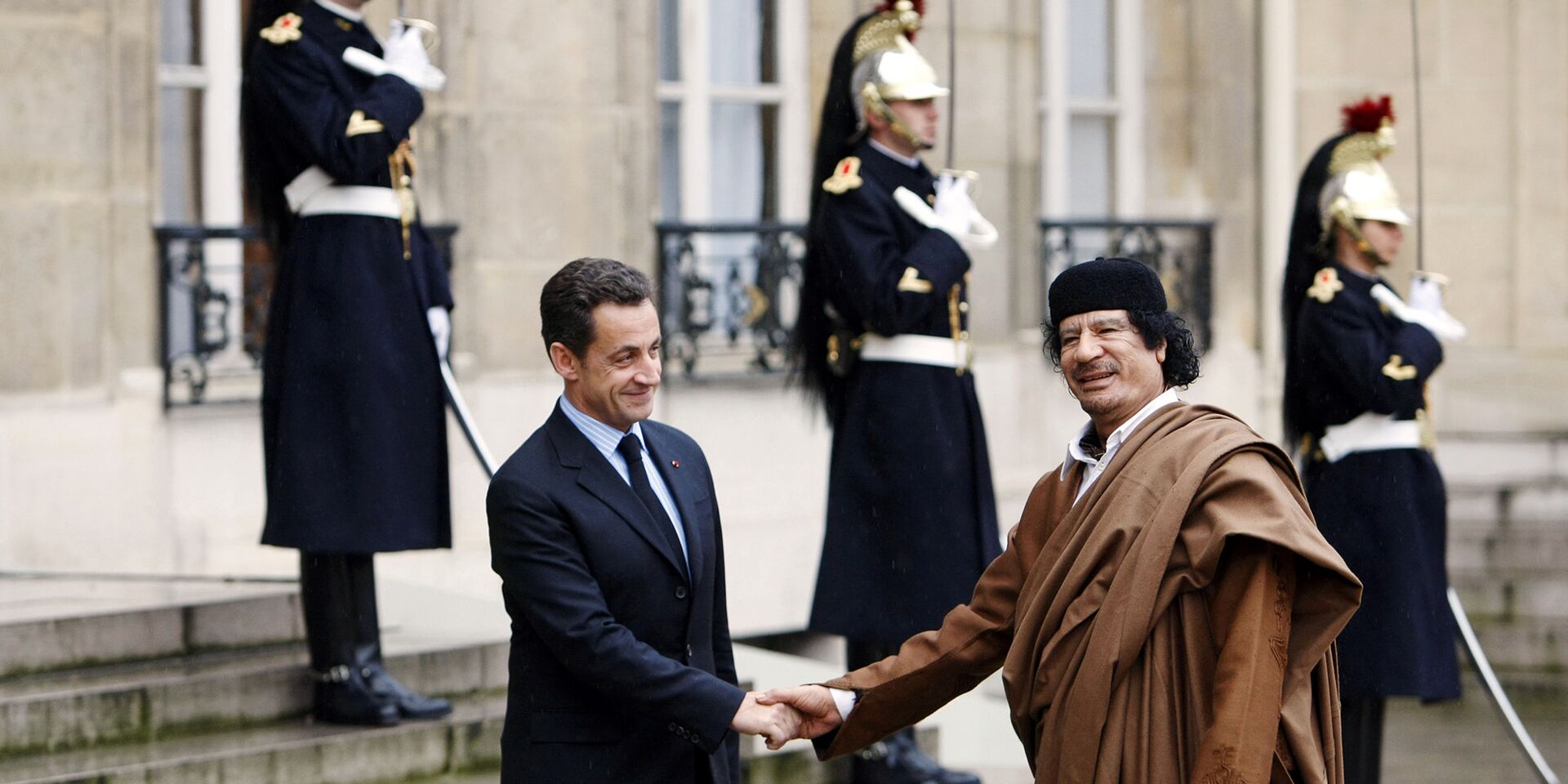 Президент Франции Николя Саркози и ливийский лидер Муамар Каддафи в Елисейском дворце в Париже - ИноСМИ, 1920, 12.05.2023