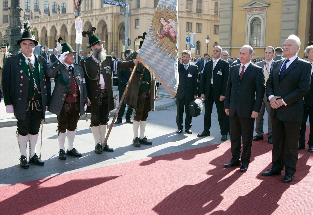 Премьер-министра Баварии Эдмунд Штойбер и президент России Владимир Путин во время церемонии торжественной встречи в Мюнхене