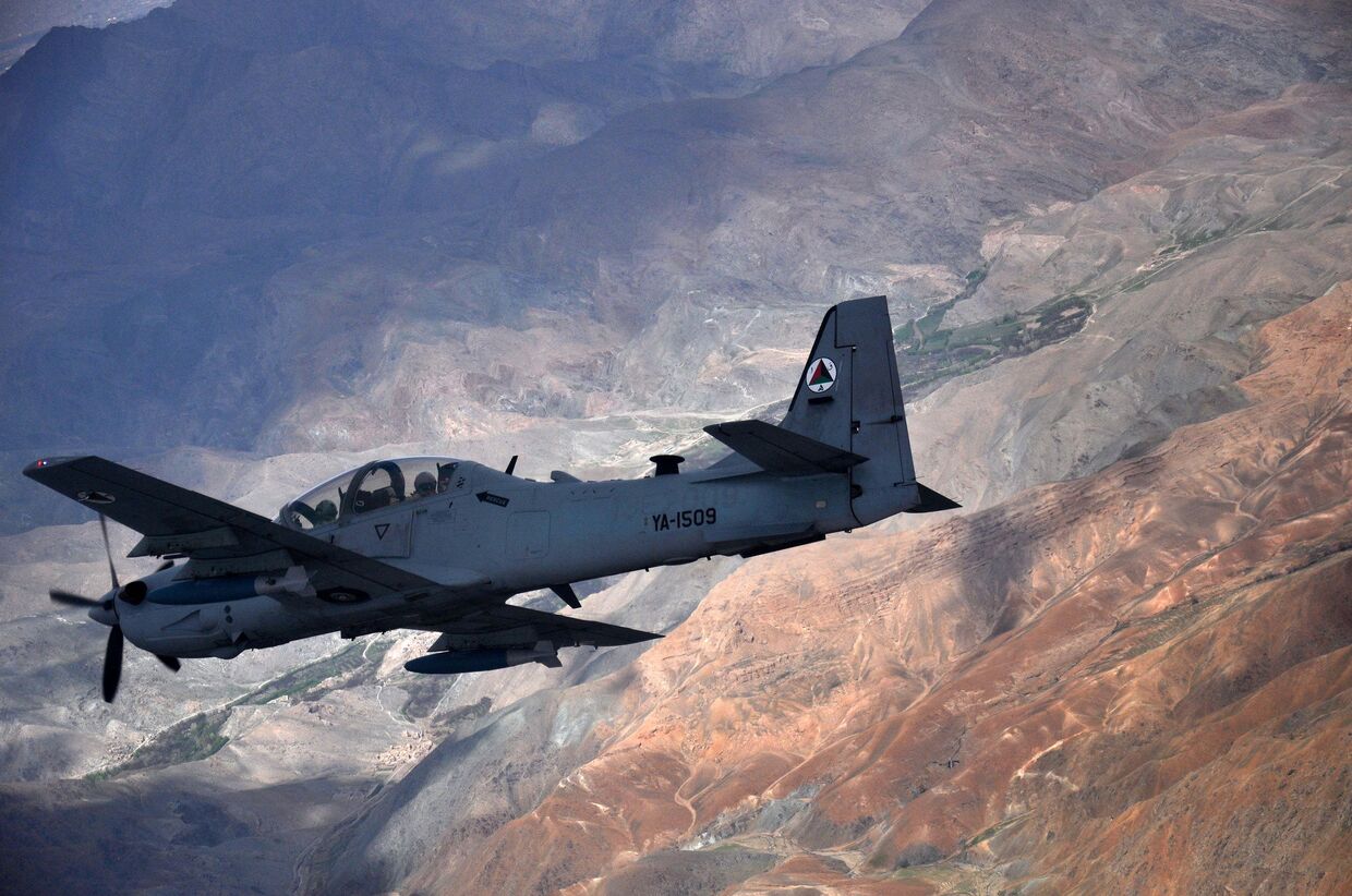 Штурмовик A-29 «Супер Тукано» пролетает над Афганистаном