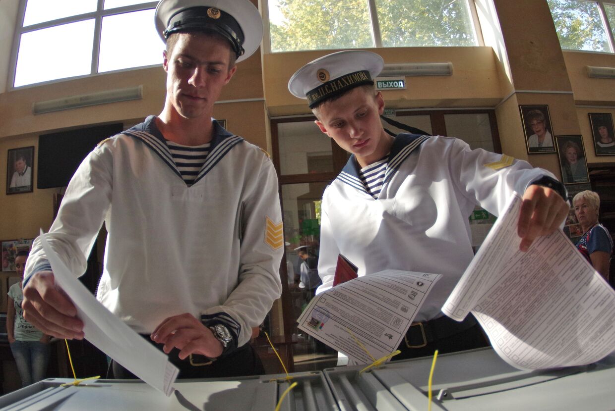 Кадеты Нахимовского военно-морского училища во время выборов в Севастополе