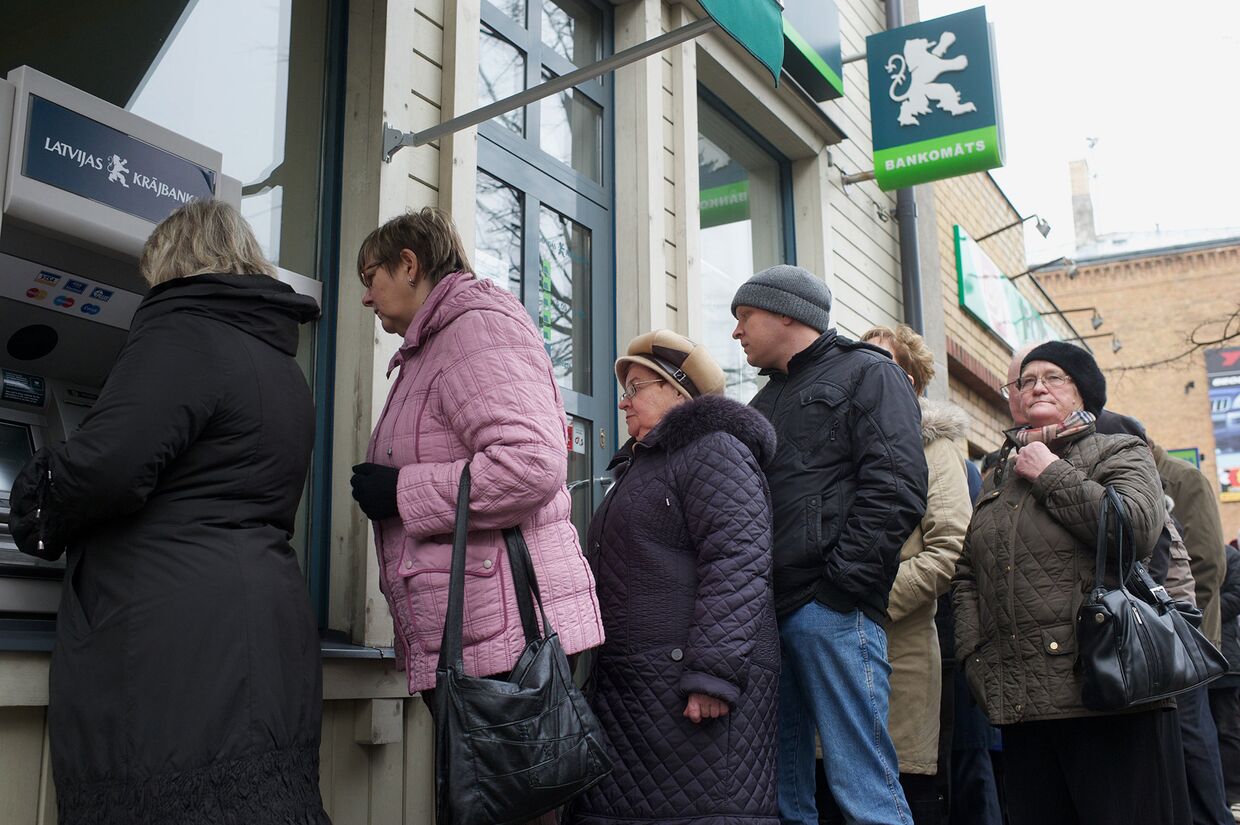 Очередь в банкомат латвийского банка Krajbanka в Риге