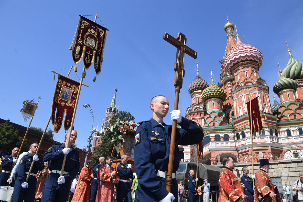Военнослужащие во время крестного хода на Красной площади в Москве в честь празднования Дня Воздушно-десантных войск